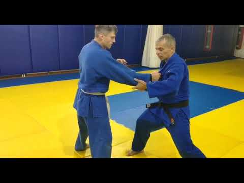 Видео: Передняя подножка Tai otoshi Комбинация для борьбы