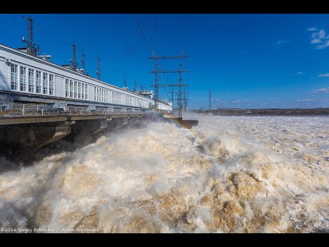 Видео: Сброс воды на Камской ГЭС. Пермь. 19.05.2020.