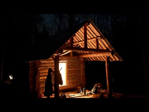 Видео: Строительство избушки в лесу — Часть 7: укладка пола и установка дверного косяка