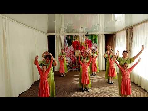 Видео: танец с мамами "Мама мне на тебя не наглядеться"