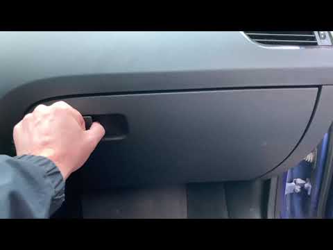 Видео: Замена фильтра салона Шкода Октавия А7