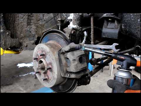 Видео: Замена задних тормозных колодок на Toyota Harrier Тойота Харриер 2003 года