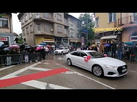 Видео: Абитуриентите на ПГМЕТ Троян" Акад. Ангел Балевски" Троян