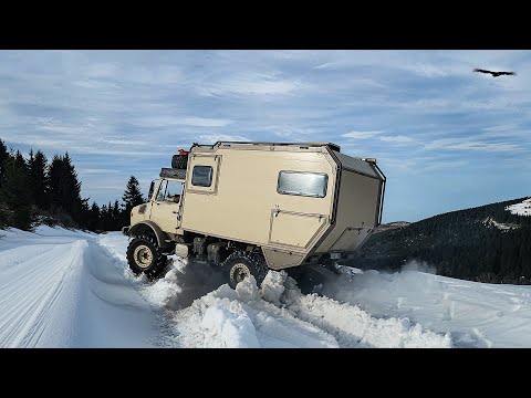Видео: КЕМПИНГ НА ЗАСНЕЖНОМ ХОЛМЕ
