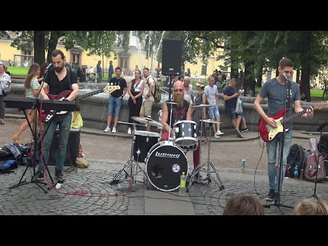 Видео: Коллектив ,,Синяя Ветка,, у Эрмитажа . Стрит-концерт. 🎸💃🕺 #Уличныемузыканты