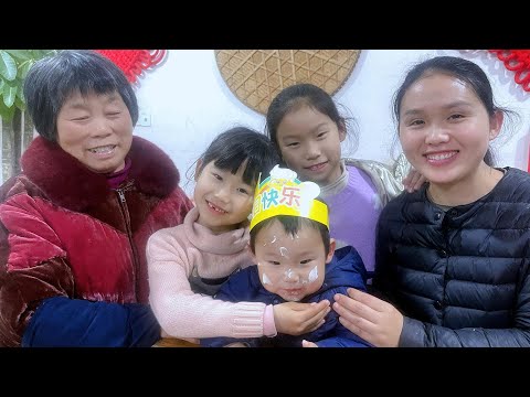 Видео: Йике второй день рождения, я смотрю, как трое детей растут день за днем, и я очень счастлив