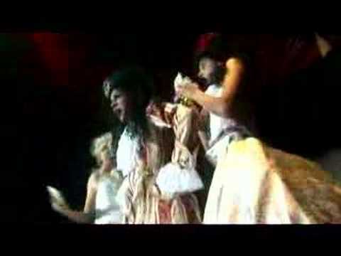 Видео: Аладора Беранже и шоу "Райские птицы"