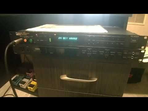 Видео: Обзор Roland VP-70 вокальный процессор Игоря Тихомирова из КИНО