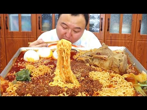 Видео: Цян использует 20 килограммов свежего стейка, чтобы приготовить «Острую лапшу быстрого приготовле...