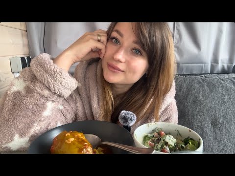 Видео: Mukbang | Мукбанг фаршированный перец и салатик. Кушаем и болтаем. Блогеры, Ирина, Белладонна и др.