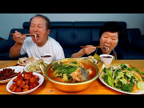 Видео: Суп из улиток кубиками! Корейская домашняя еда - кулинарное шоу Мукбанг