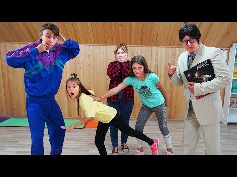 Видео: СОРВАЛИ урок ФИЗРЫ ! Как Училка Кейт НАКАЗАЛА весь Класс ?