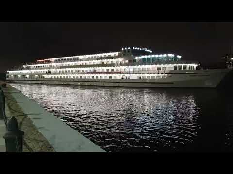 Видео: Фееричное отправление теплохода "Санкт-Петербург"