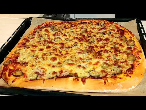 Видео: Семейная пицца с томатным соусом, колбасой, солеными огурцами и желтым сыром
