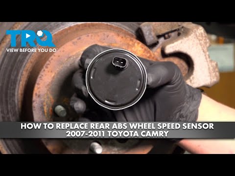 Видео: Как заменить датчик скорости заднего колеса ABS на Toyota Camry 2007-2011