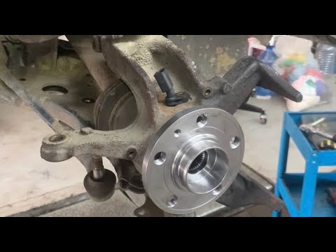 Видео: Как снять сломанный / застрявший датчик скорости колеса ABS