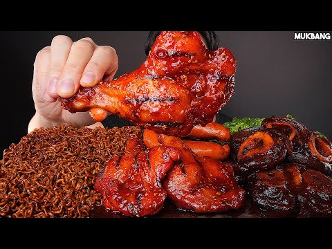 Видео: острая курица и лапша SPICY BBQ CHICKEN BLACK BEAN NOODLES BRAISED BEEF FEET EATING ASMR MUKBANG