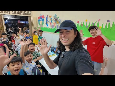 Видео: Внутри небольшой английской школы в Камбодже 🇰🇭