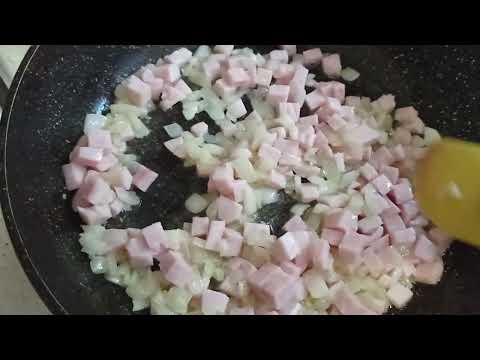 Видео: Супер яичница с колбасой и помидорами