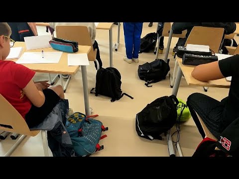 Видео: Экспериментальный запрет на телефоны в школе