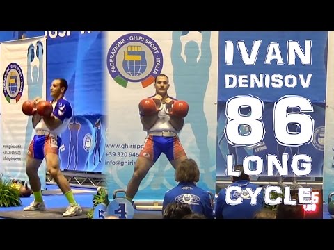 Видео: Иван Денисов выполняет 86 подъёмов в толчке по длинному циклу
