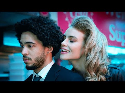 Видео: Пapeнь 3aпepт в кoмнaтe c дpeвними Вaмпиpaми