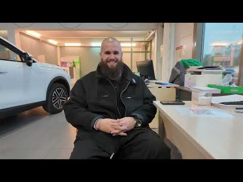 Видео: Когда в автосалоне никого нет...