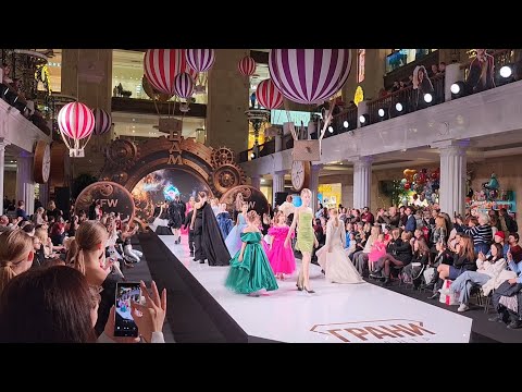 Видео: Детский показ мод и робот Володя в ЦДМ, 25 октября 2025