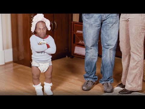 Видео: Карлик притворяется ребенком чтобы грабить людей