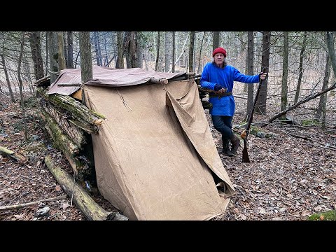 Видео: Выживание в зимней глуши (около 1750 г.), часть 1 | Примитивное убежище | Ремесло в лесу | Собира...