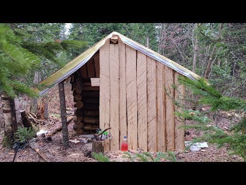 Видео: ИЗБА С КОМФОРТОМ ХОТЬ И БЕЗ ПЕЧКИ. ОДИН В ТАЙГЕ. ГОТОВЛЮ ЗИМОВЬЕ К ЗИМЕ.