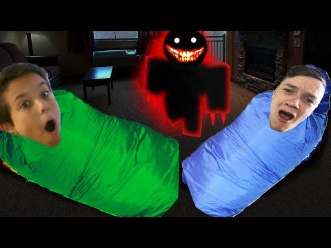 Видео: СТРАШНЫЙ ЛАГЕРЬ с НОЧЕВКОЙ в РОБЛОКС! / Sleepover Camping ROBLOX / РОБЛОКС