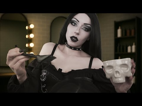 Видео: Готический парикмахер исправит вас… Нравится вам это или нет | ASMR