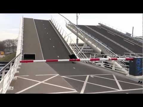 Видео: Разводной мост в Амстердаме