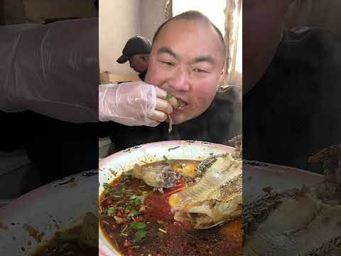 Видео: На самом деле, еда этого парня показалась мне слишком ужасным испытанием.  16