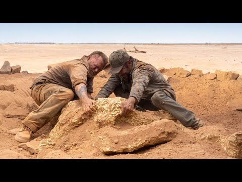 Видео: Олар жолдан алтын тауып, оны шығаруға тырысады, бірақ... | Кино шолу | Алтын | Жажда золота |