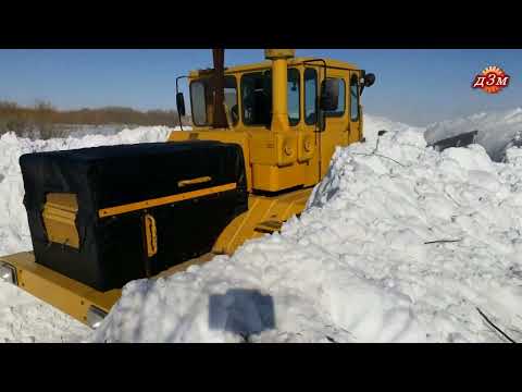 Видео: Мощно пробивают снег Кировцы К-700, К-701, МТЗ-1221. Powerful tractors break through the snow