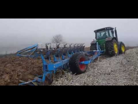 Видео: Вспашка кукурузы John Deere 8335R + Lemken 7+1 и обрыв корпуса.