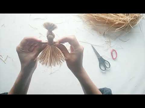 Видео: Изготовление традиционной игрушки из липового лыка