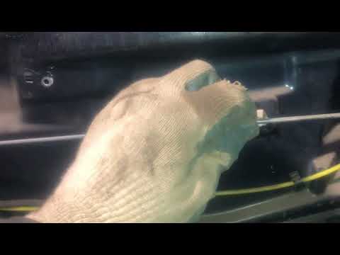 Видео: Как снять замок двери Mercedes-Benz W210