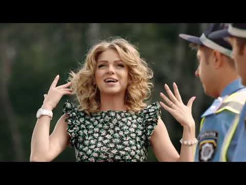 Видео: УГАР! Блондинка учит знаки дорожного движения! ГАИШНИКИ РЖУТ!! | АВТО ПРИКОЛЫ на дорогах