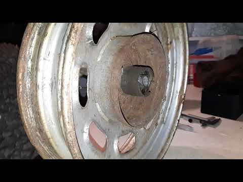 Видео: Замена подшипников переднего колеса скутера