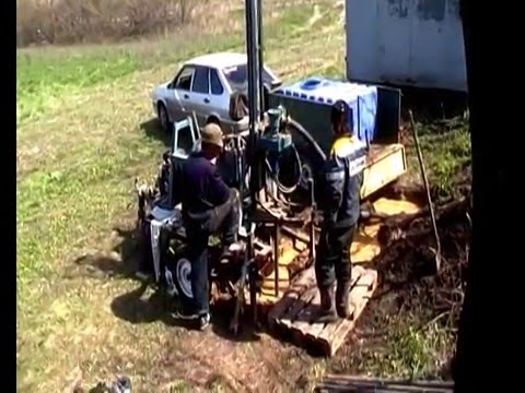 Видео: Бурение скважины на воду малогабаритной бензиновой буровой установкой drilling water wells