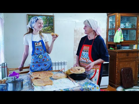 Видео: БАБУШКА НАПЕКЛА ПИРОГОВ | ЧИСТИМ ОГРАДУ И ПОМОЩЬ СОСЕДУ