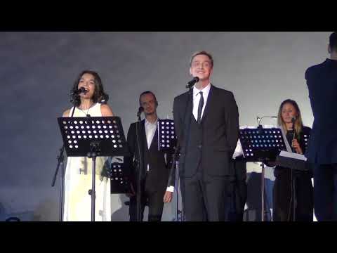 Видео: "Я шагаю по Москве" поют Алексей Гоман и Полина Лазарева