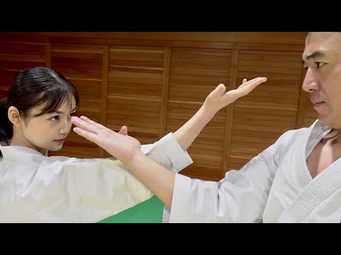 Видео: Атака пальцами! Кости сталкиваются! Болезненная тренировка окинавского каратэ