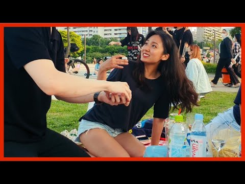 Видео: Сделать дурака с помощью техники рук