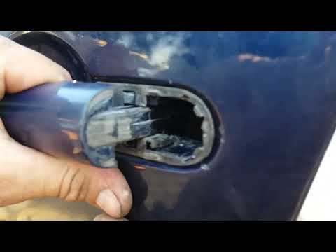 Видео: Renault Laguna 2. Как правильно снять ручку открытия двери и личинку.