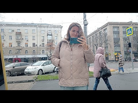 Видео: Невыносимо трудно, щемит 💔Кто-то на иномарке в кафе, кто-то голодный на дне. Все хотят  одного. 