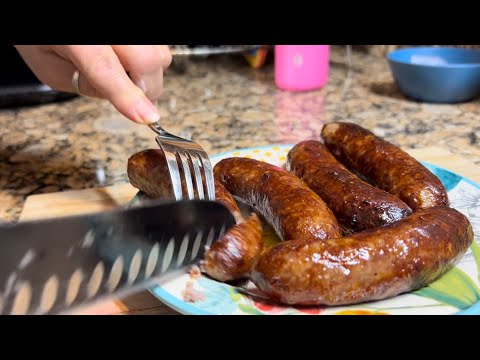 Видео: Свиные колбаски в аэрогриле — просто и вкусно!